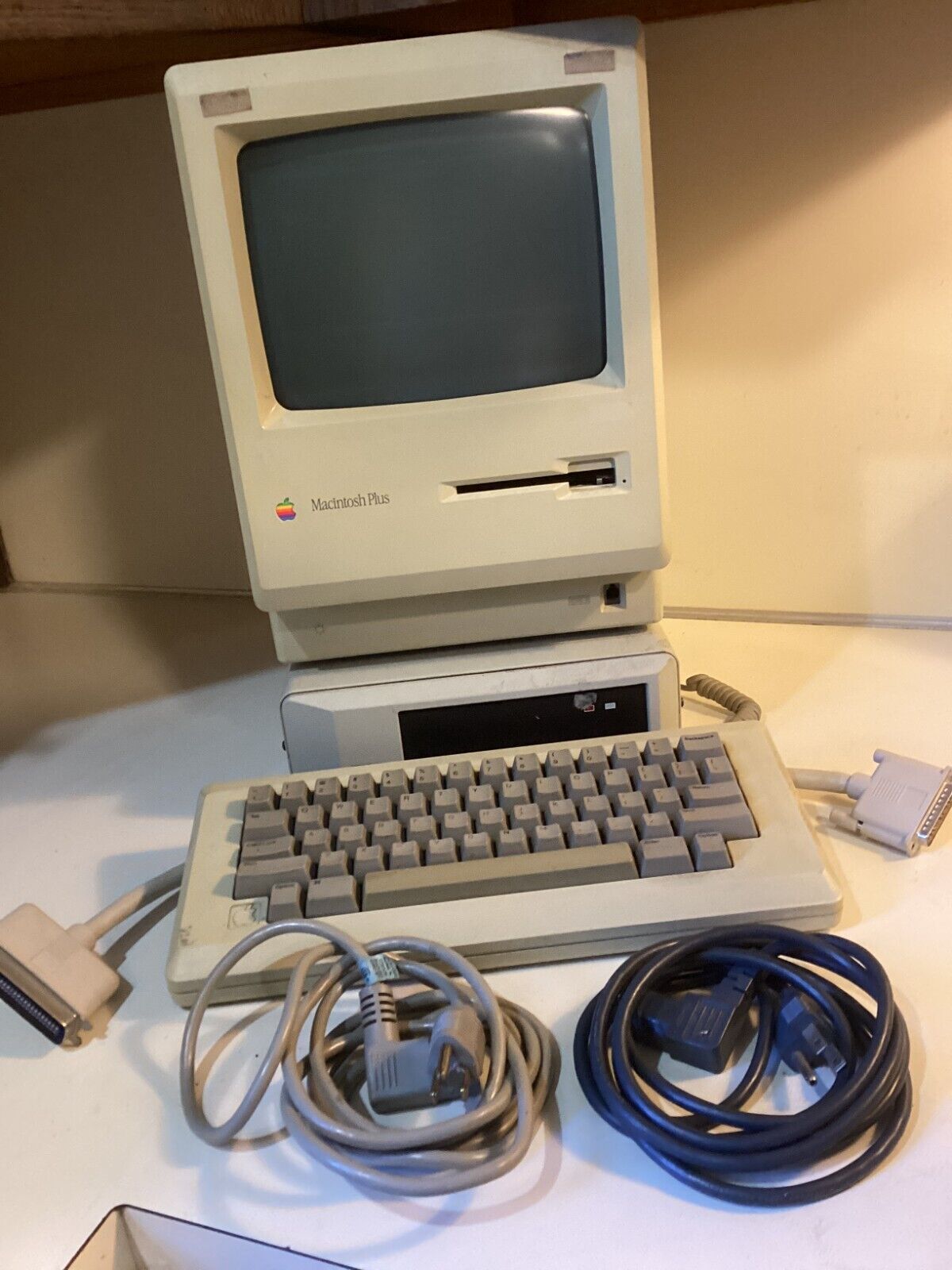 Apple Macintosh Plus 1MB M0001A Includes Keyboard Drive Padded Carry Bag - READ