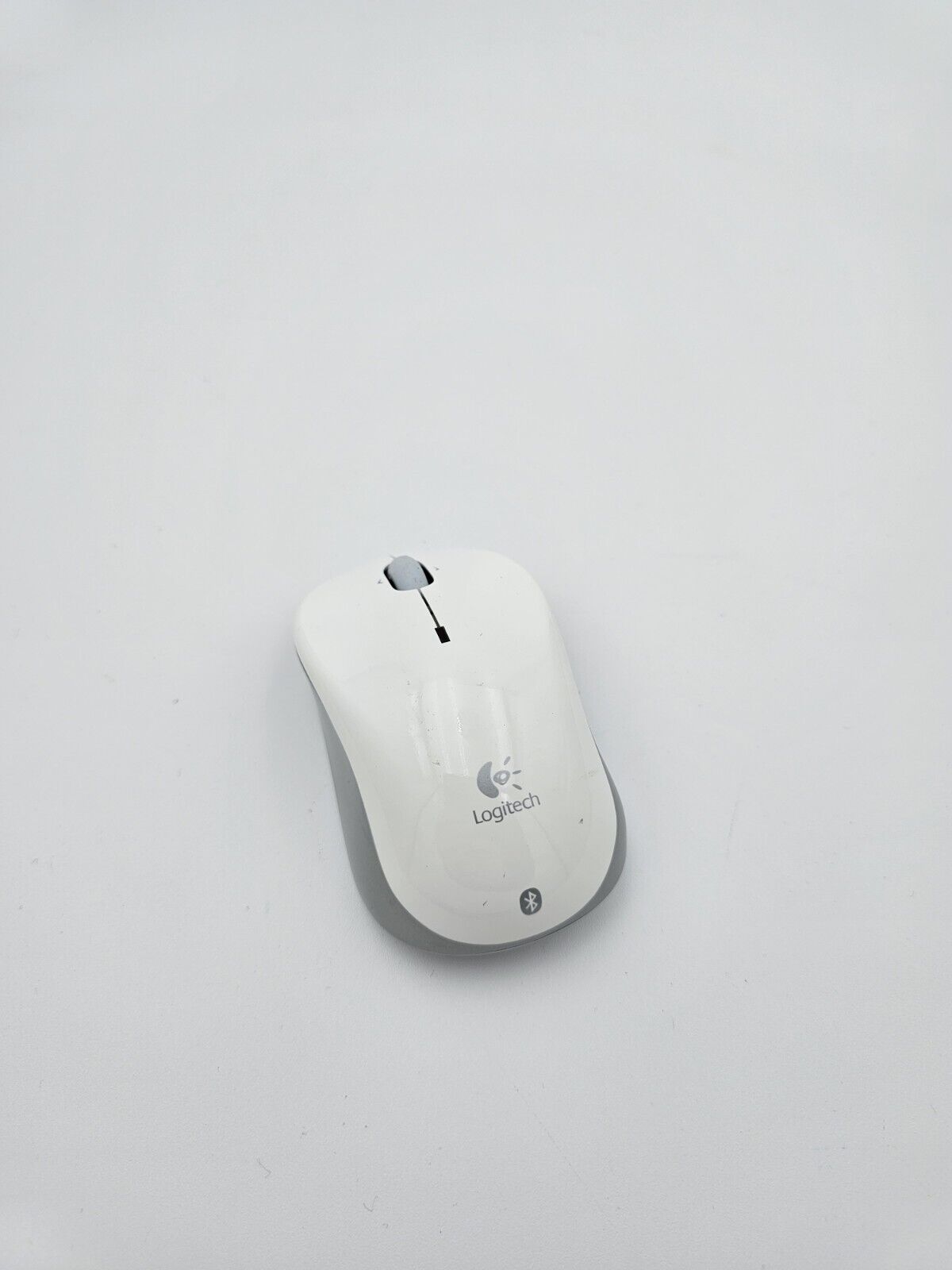 White Logitech m-rcq142    Wireless Bluetooth Laser Mouse, Does not need Dongle