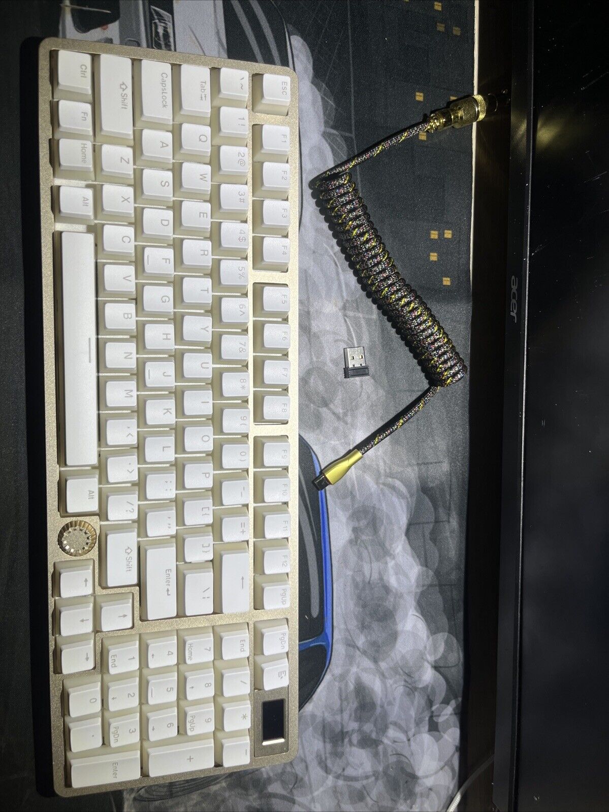 mechanical keyboard It is a completely aluminum keyboard with integrated screen