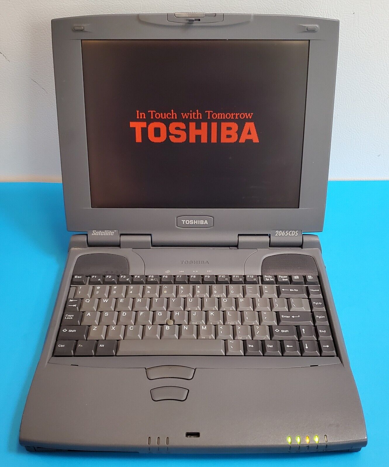 Nice Vintage Toshiba Satellite 2065CDS Pentium Laptop Computer - Powers On AS IS