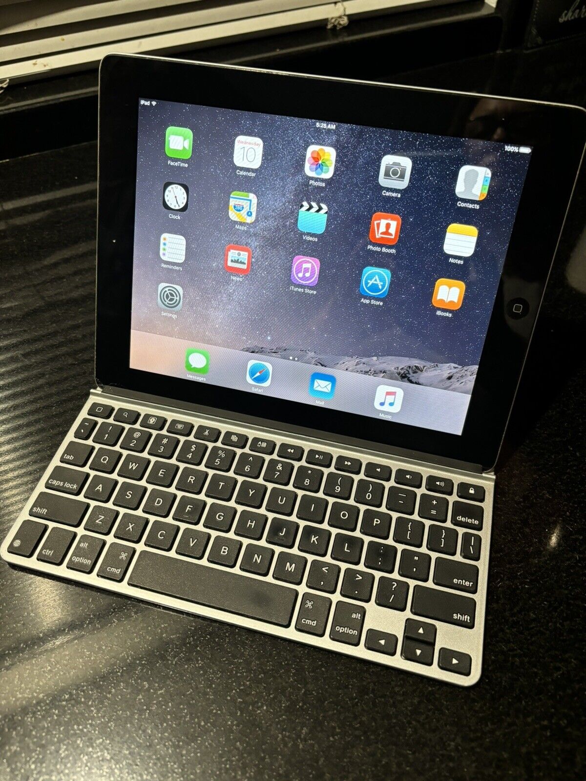 Apple iPad 2, 2nd Generation 16GB Black With Zagg Wireless Keyboard W/ Box