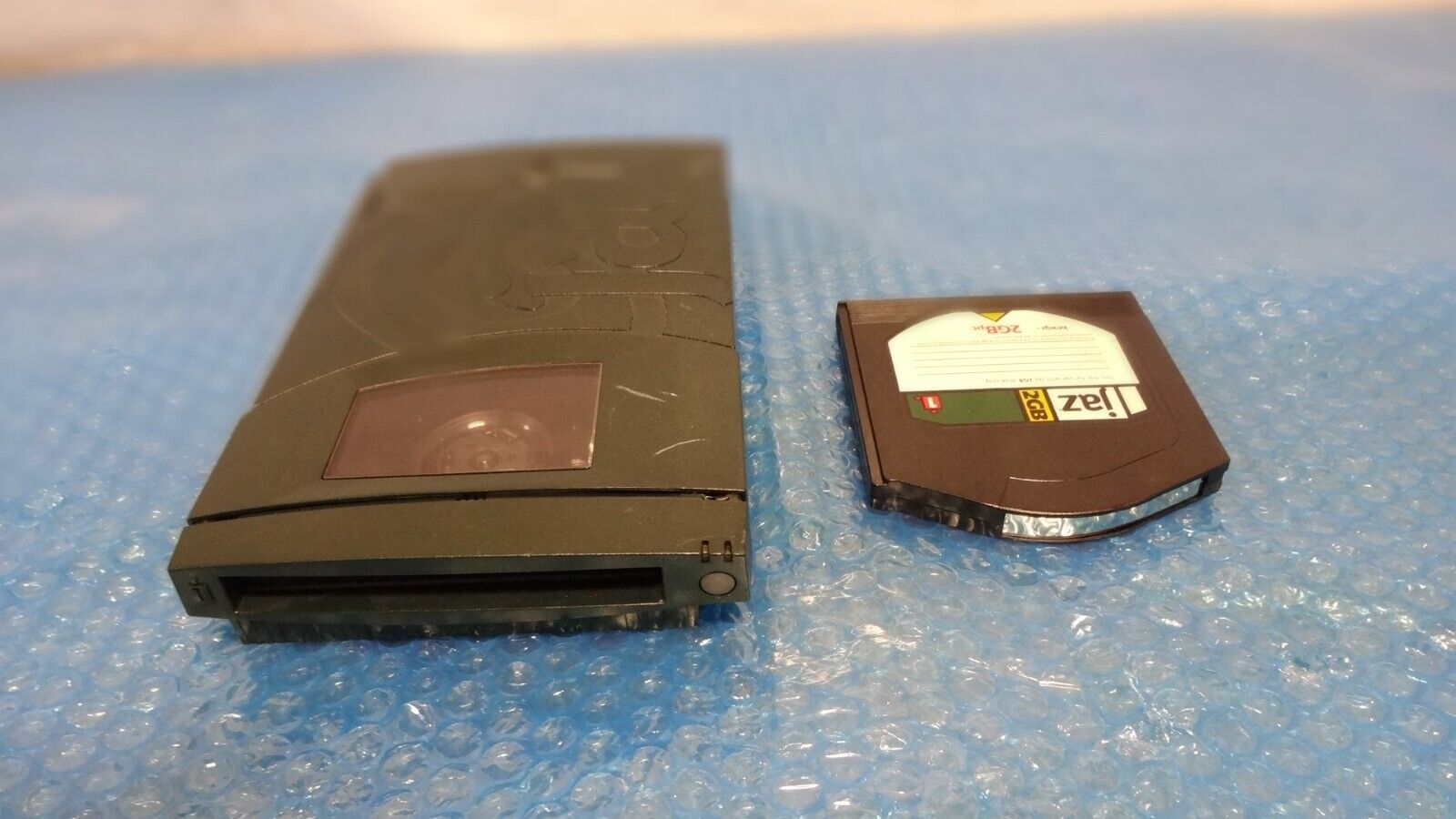 Iomega Jaz V2000S Portable Ultra SCSI Drive 2GB /W 2GB PCI Card