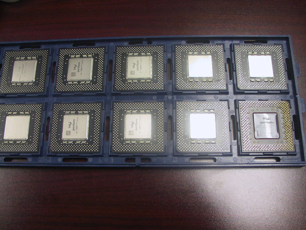 Intel Pentium MMX SL27S 233MHz 66MHz 2.8v Gold Socket 7 Desktop CPU Processor