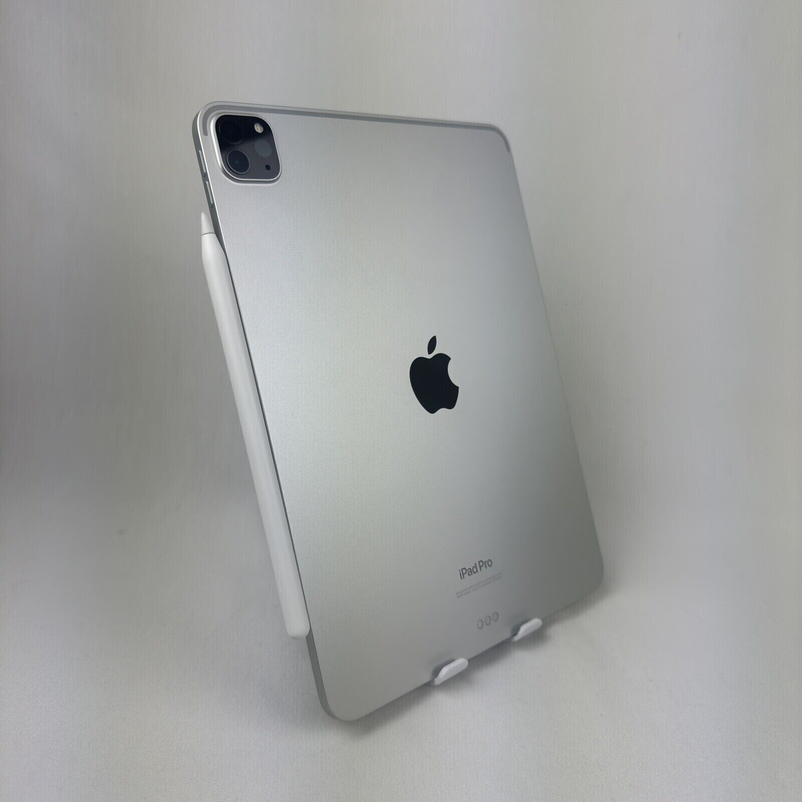 Apple iPad Pro 4th Gen 11in.  Wi-Fi 256GB - Silver - Mint + Extras