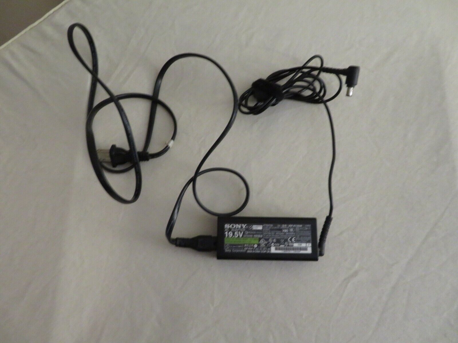 GENUINE SONY 19.5V  VAIO LAPTOP CHARGER AC ADAPTER VGP-AC19V48 ADP-65UH A 65W