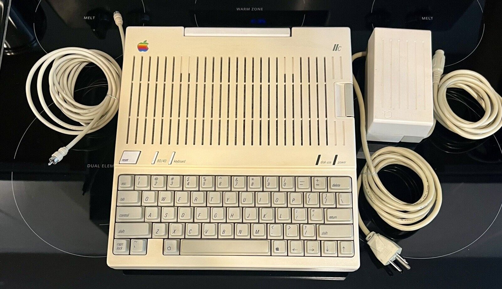 Vintage Rare Apple IIc Turns On. Physically Great AV & AC Cords + Manuals