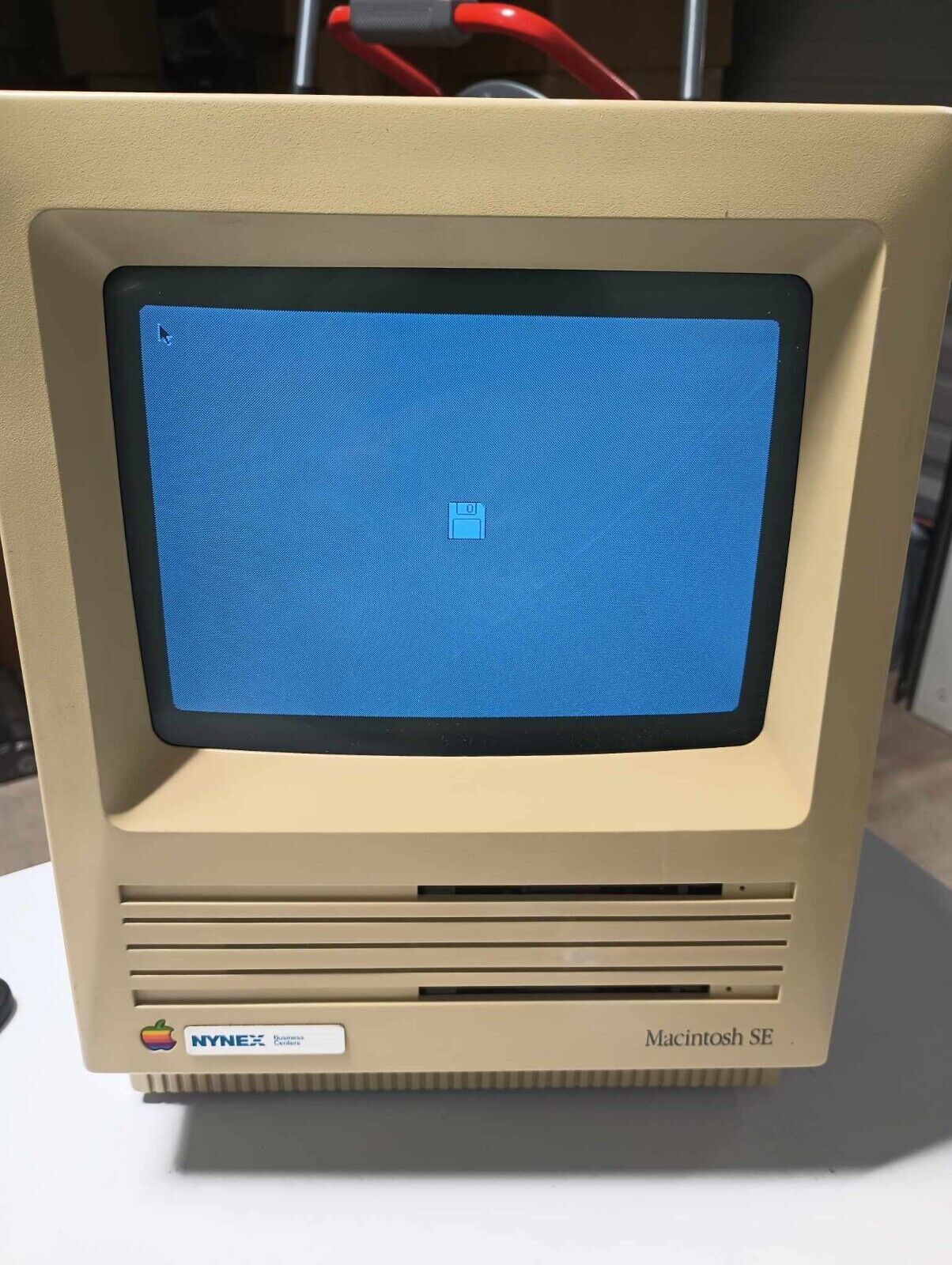 APPLE MACINTOSH SE as is possibly for parts or repair Floppy With ❓ On