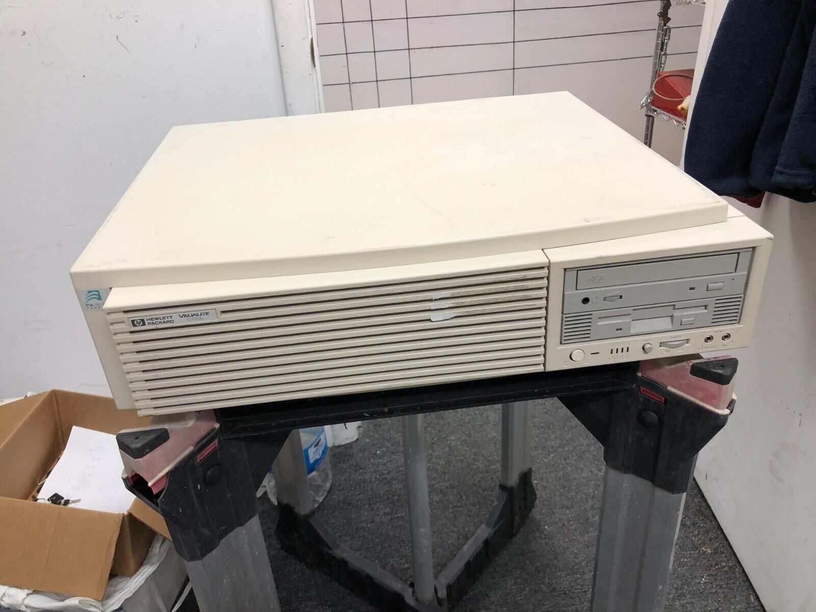  HP Visualize  C160L  PA RISC  Computer   Vintage FOR PARTS