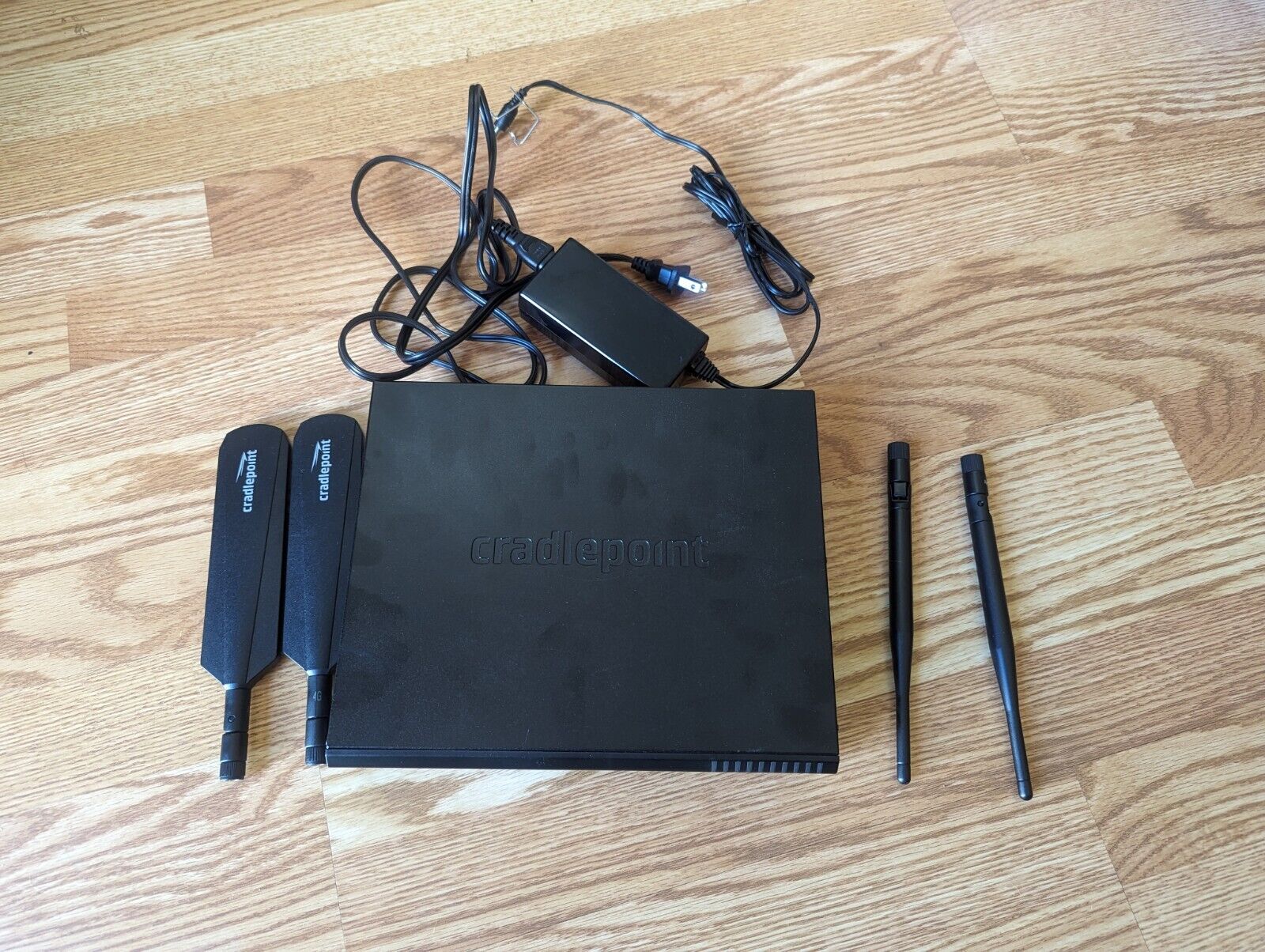Cradlepoint AER2100 4G LTE Wireless Cellular Router w/ adapter & antenna