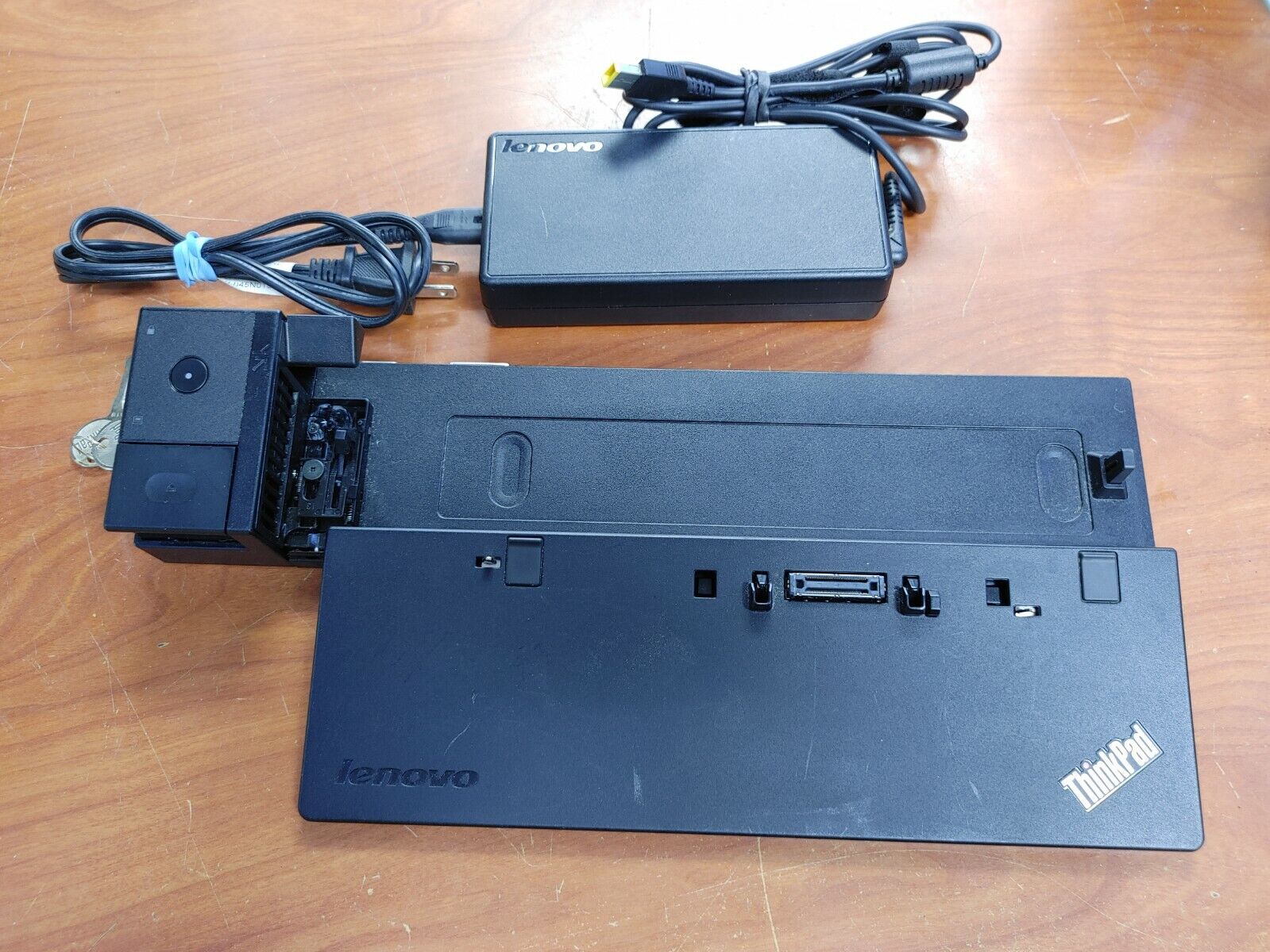 Genuine Lenovo ThinkPad Ultra Dock Type 40A2 Docking Station w/ 20V AC Adapter 