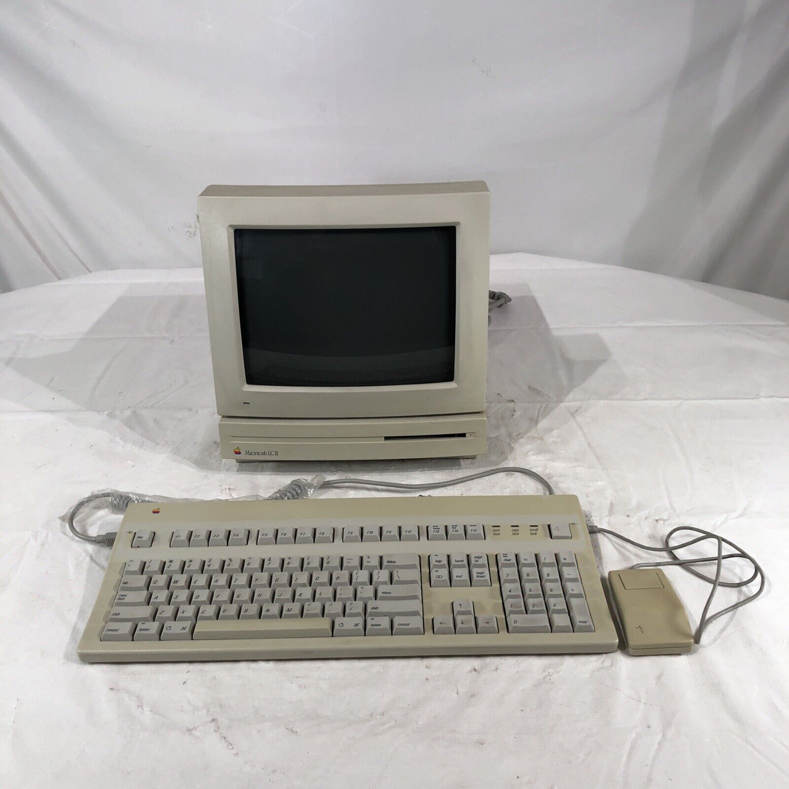 Vintage Apple Macintosh LC II M1700 Motorola 68030 16 MHz 4 MB ram No HDD/No OS