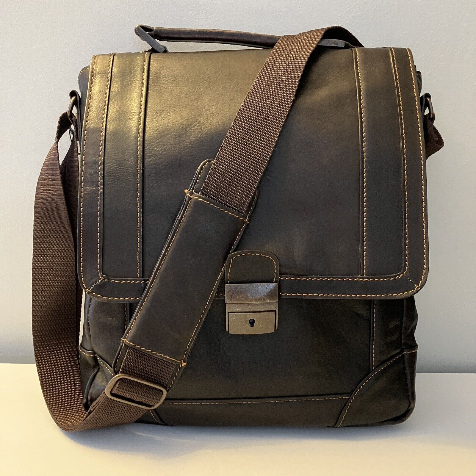 Wilsons Leather Unisex Messenger Bag Satchel Crossbody Padded Laptop Tablet