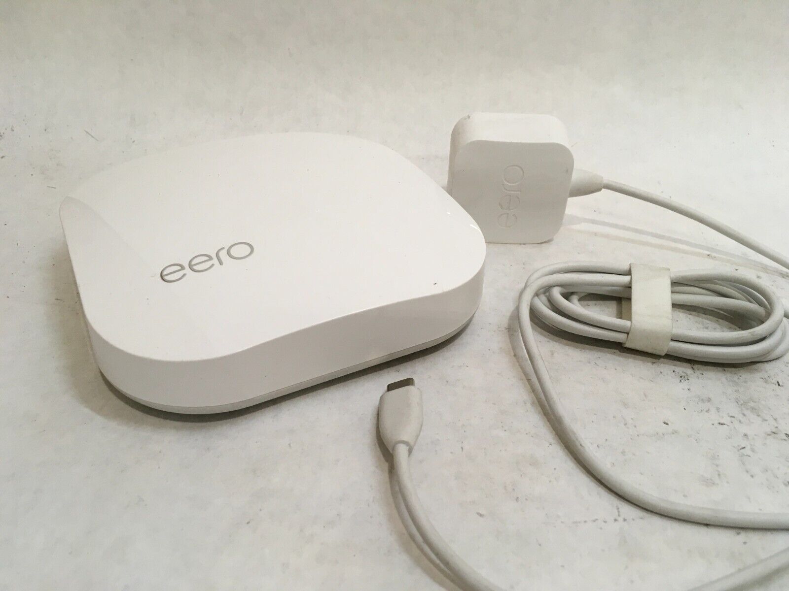 Eero B010001 Pro 2nd Generation Tri-Band AC Home Mesh Wifi Router w/ no adapter