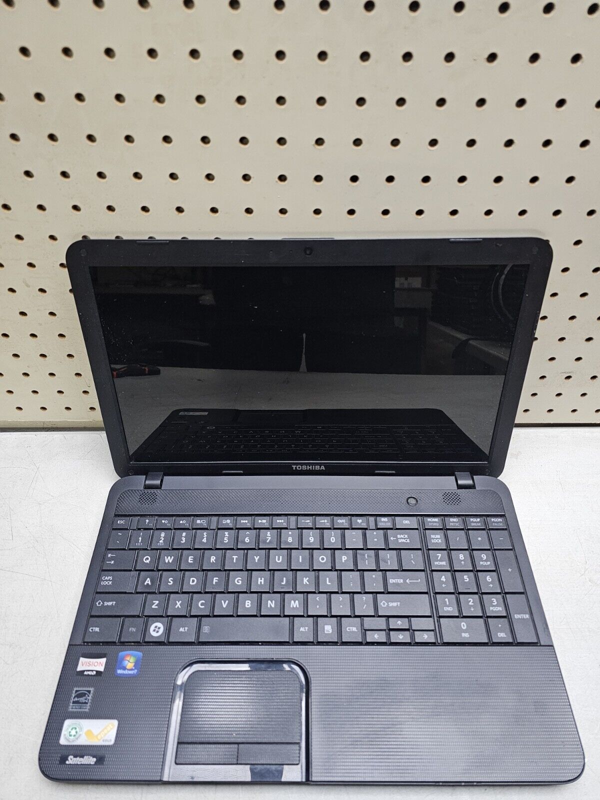 Toshiba Satellite C855D-S5202 Laptop - AMD E-300 - 10GB RAM - 320GB HDD - WIN 10