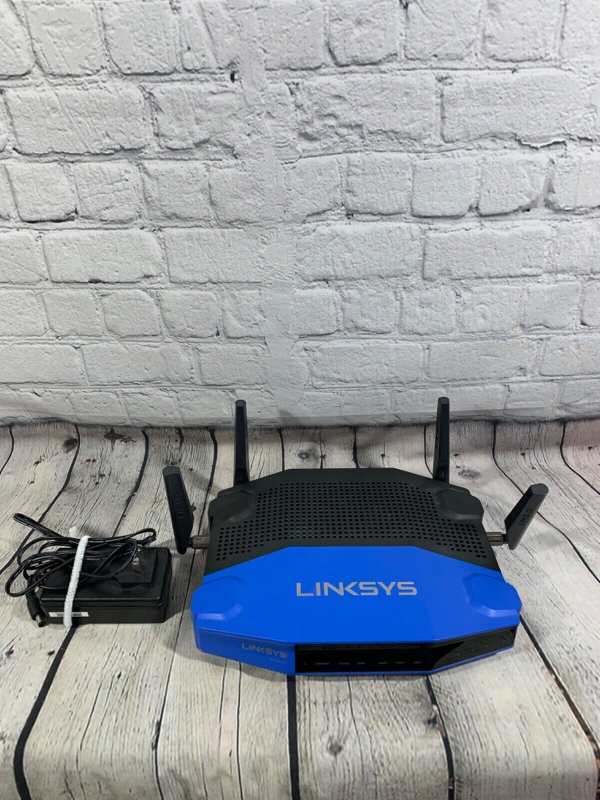 Vintage Linksys WRT 1900 AC router ( Not tested)