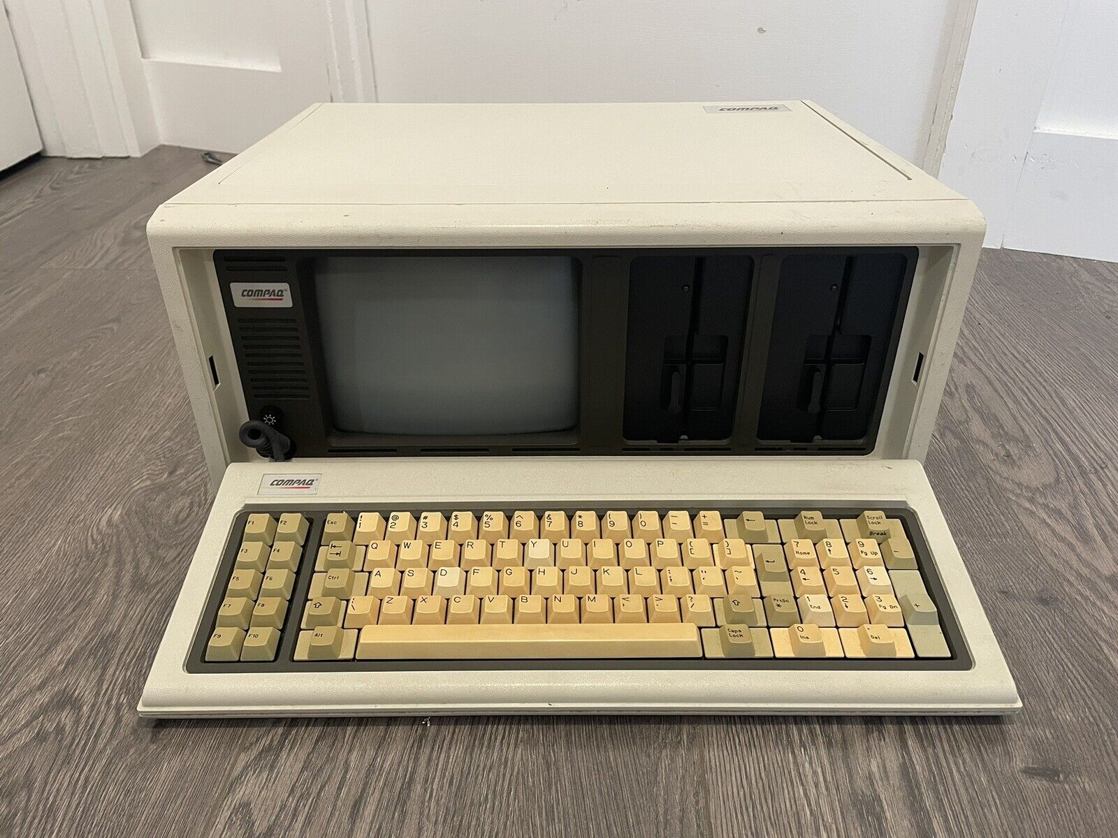 Vintage Compaq Portable Computer Powers On SCREEN DOES NOT PRODUCE IMAGE