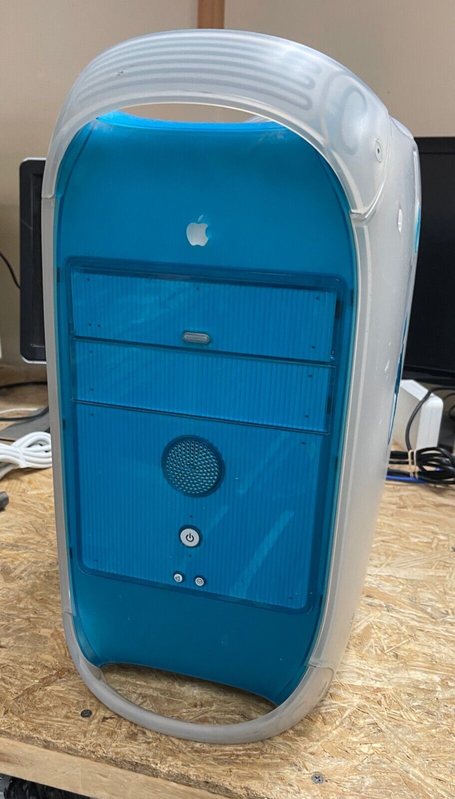 Apple Power Macintosh Blue and White February 1999 300MHz (M6670LL/A)