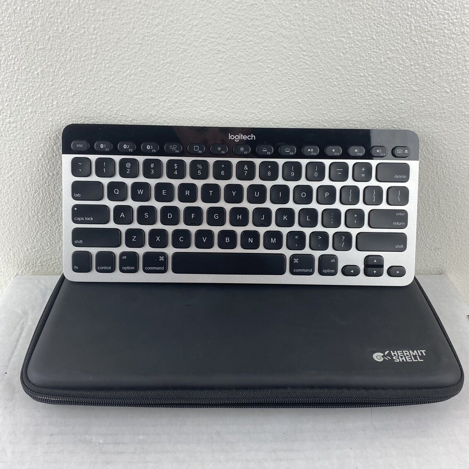 Logitech Easy Switch K811 Bluetooth Wireless Keyboard For Mac, iPad  W/ Case