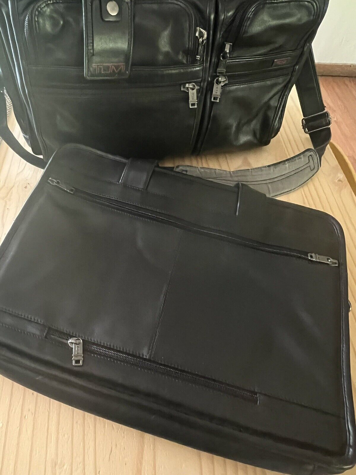 Tumi Expandable Black Leather Briefcase  Bag Carry & Laptop Leather Case Set