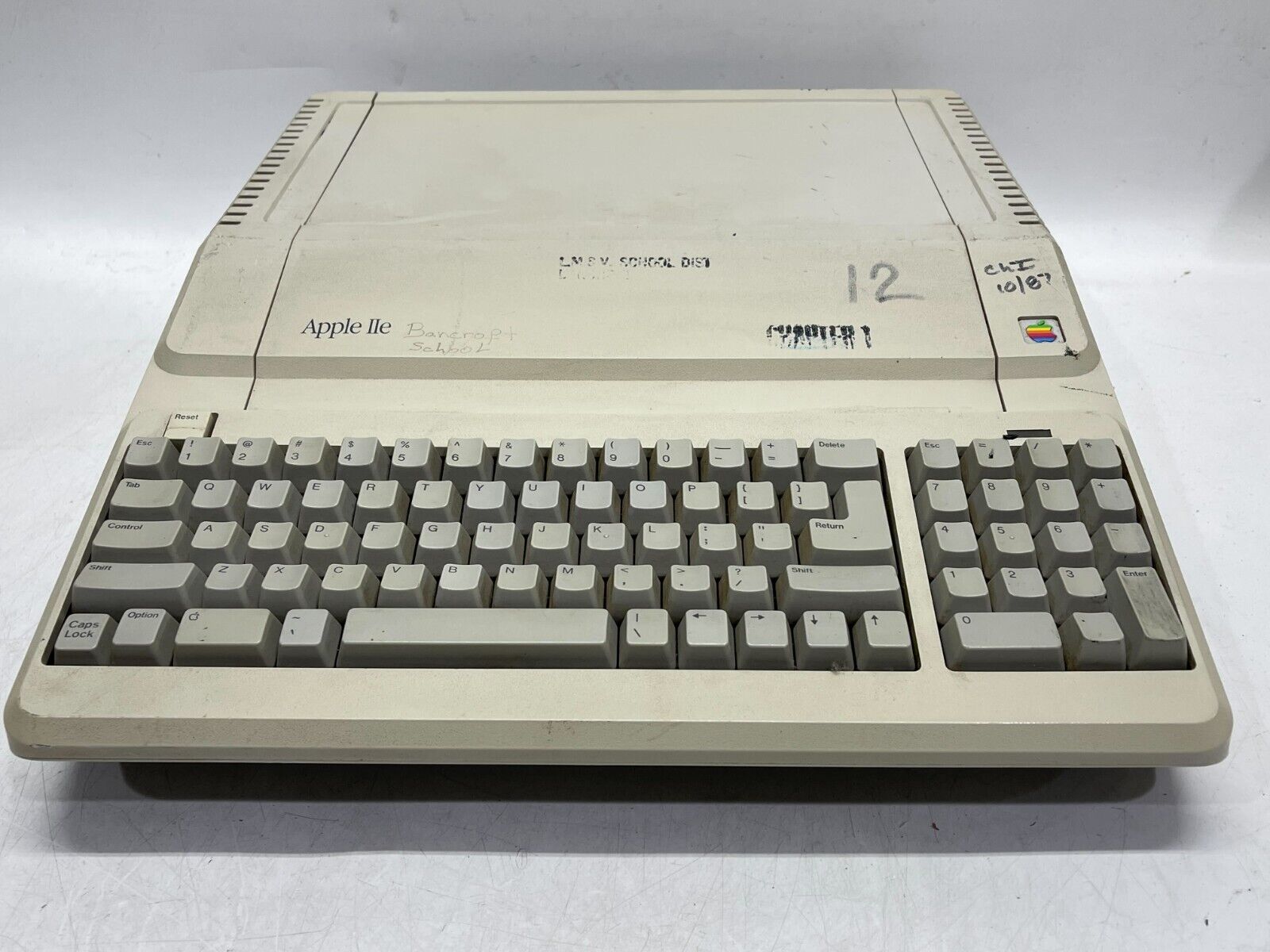 Apple IIE Vintage Computer Model A2S2128 (825-1351-A)