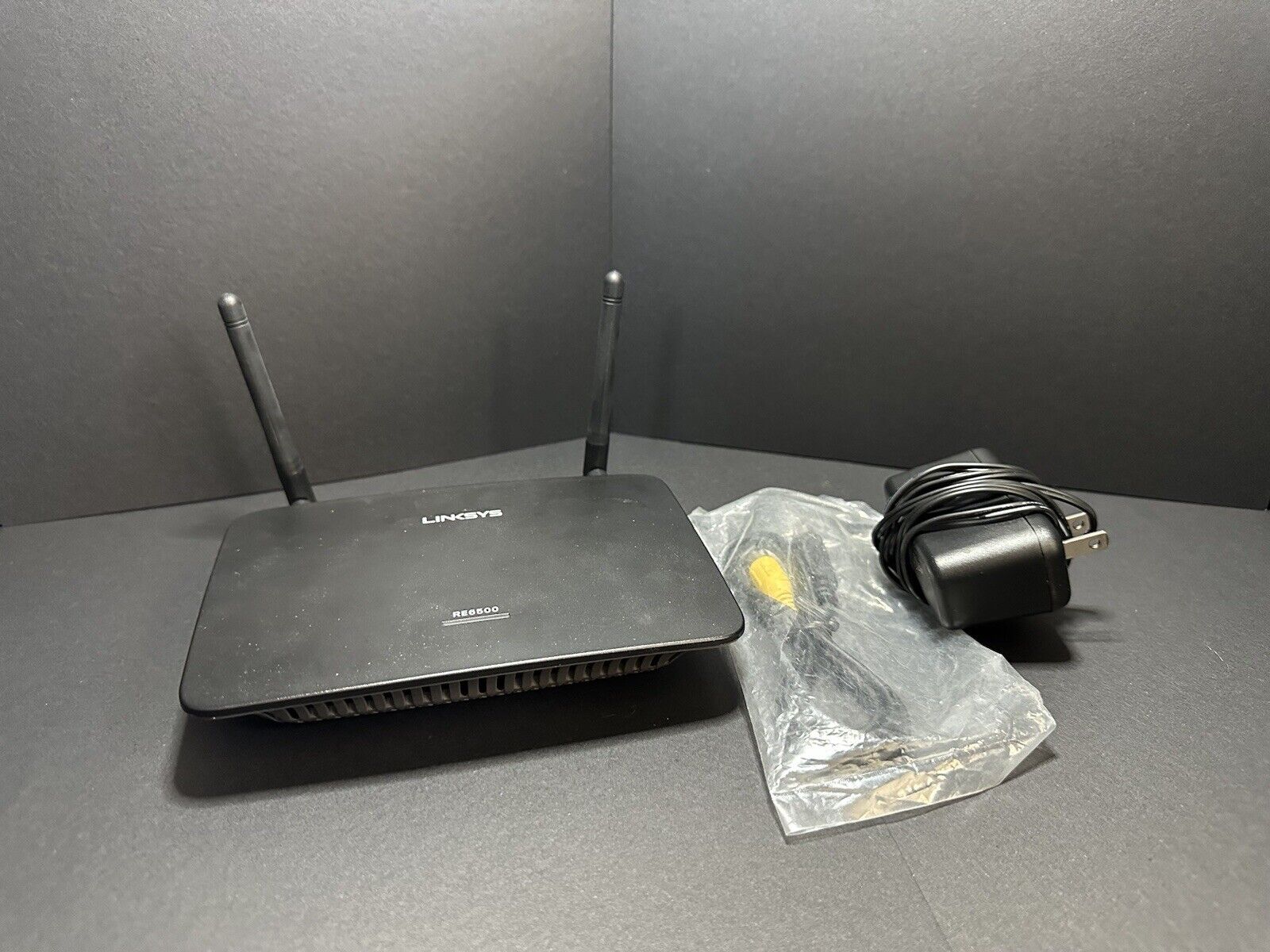 Linksys RE6500 AC1200 MAX Wi-Fi Range Extender with power cord