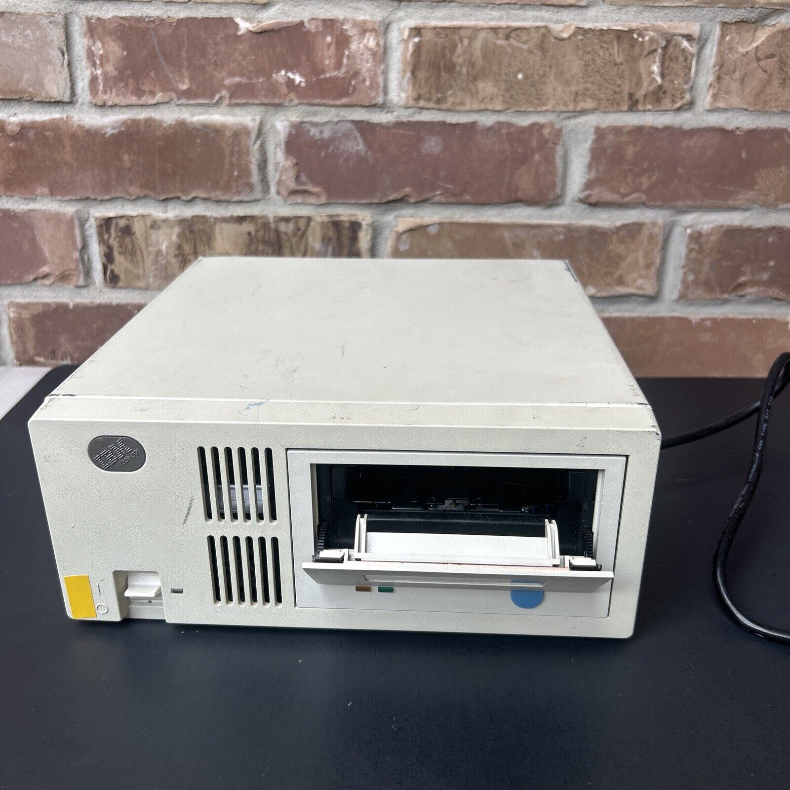 IBM 7208-001 SCSI drive Vintage powers on