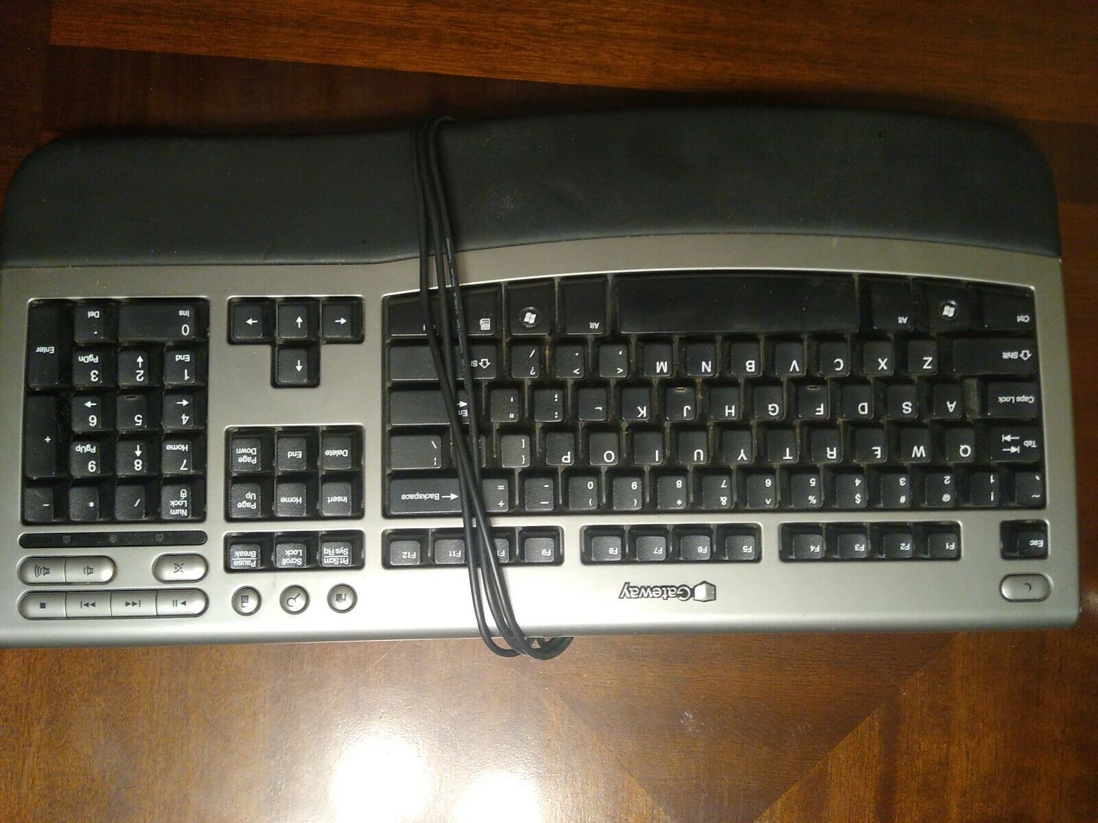 Vintage Gateway KB-0532-US-TP Wired Keyboard Black and silver in color.