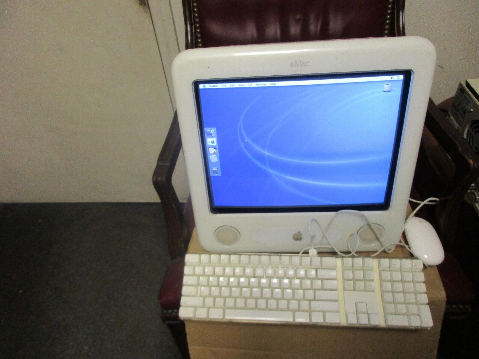 Apple eMac A1002 All in One vintage computer power PC G4 with Keyboard and Mouse
