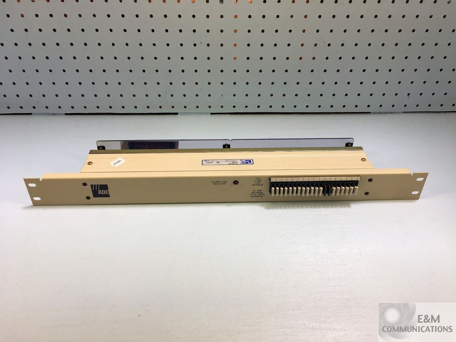 DSXFP20F ADC DSX 20 POSITION SINGLE FEED 23-INCH RACKMOUNT FUSE PANEL BEIGE