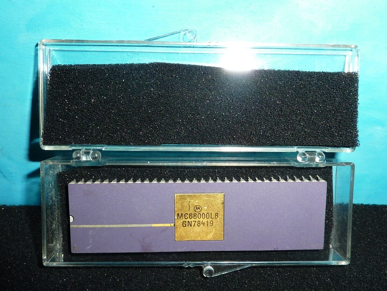 Motorola MC68000L8 Purple Ceramic/Gold DIP Collectible Microprocessor ~