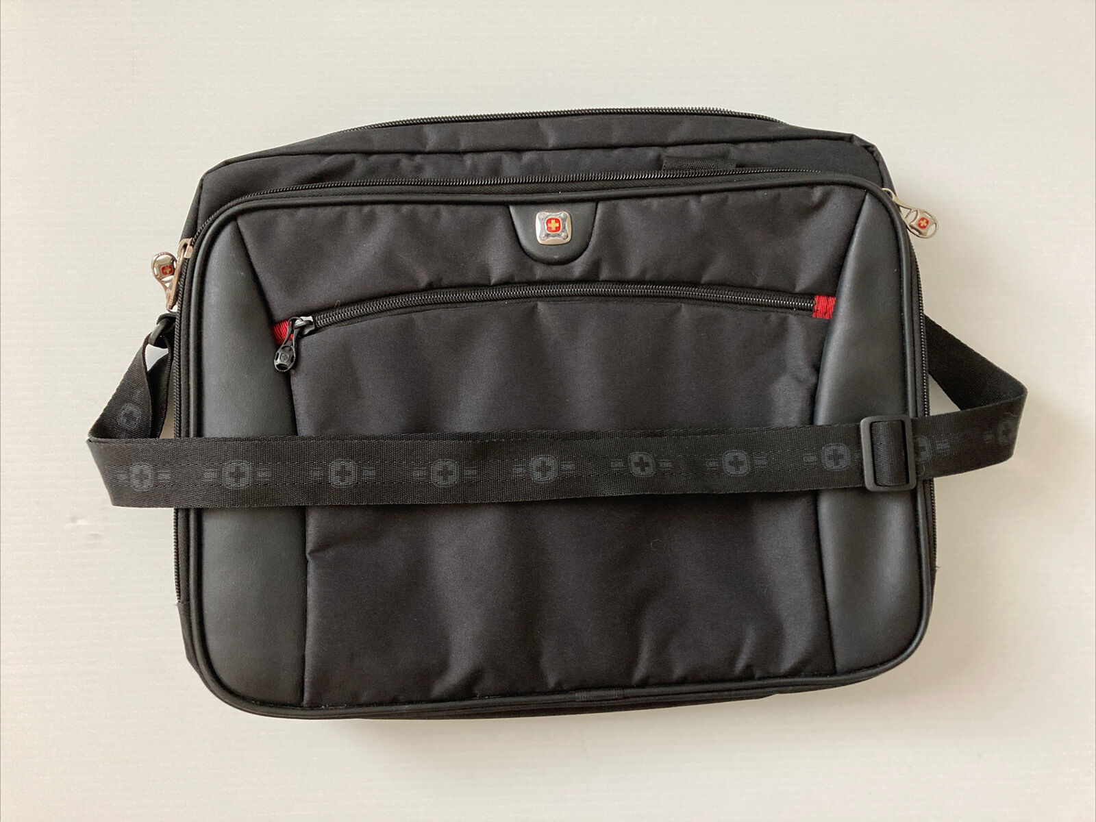 Swiss Army Wenger Men's Gray Laptop Bag Messenger 11x15 Padded Pockets Softshell