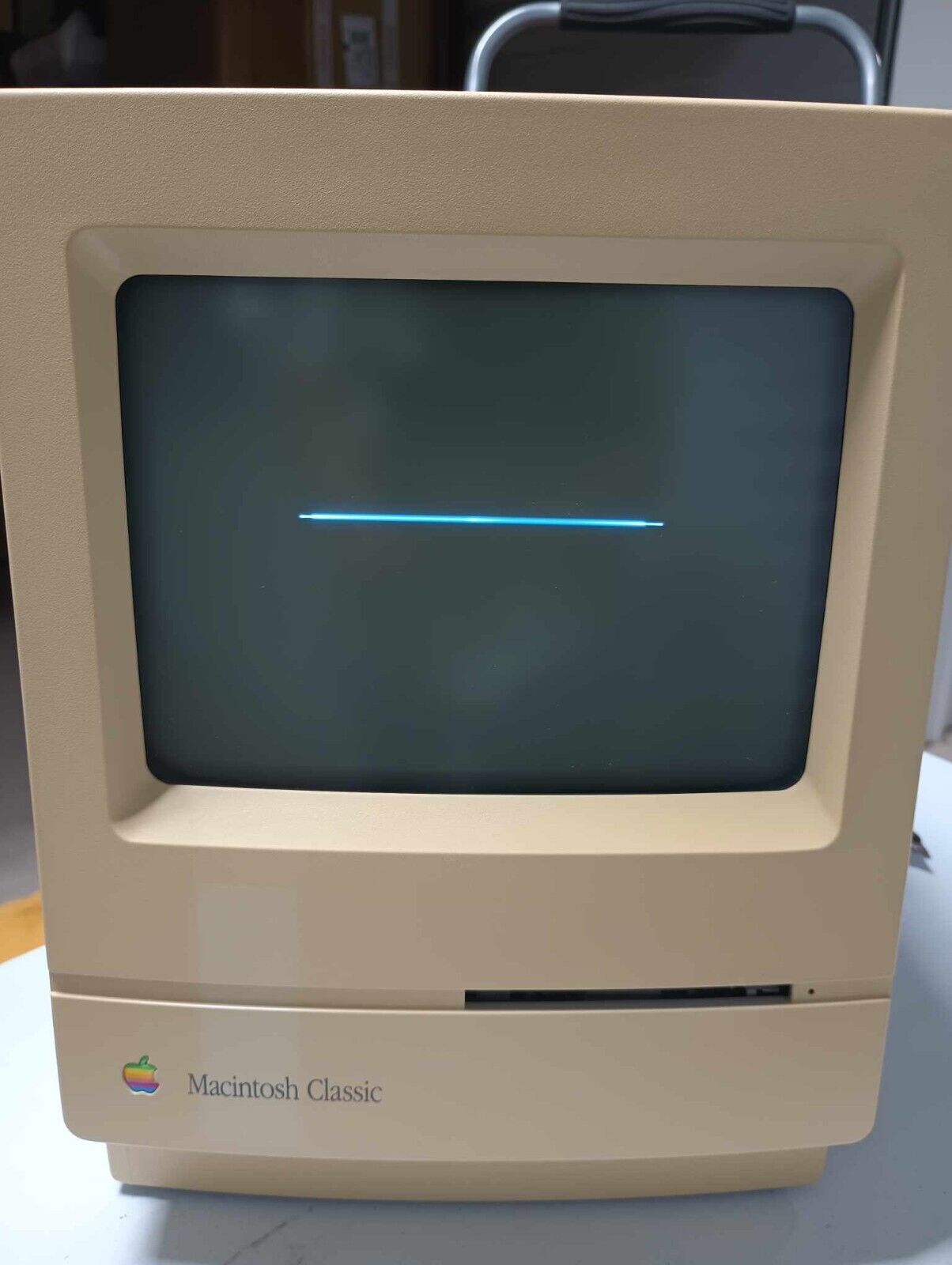 APPLE MACINTOSH CLASSIC M0420 as is possibly for parts or repair turns on no img