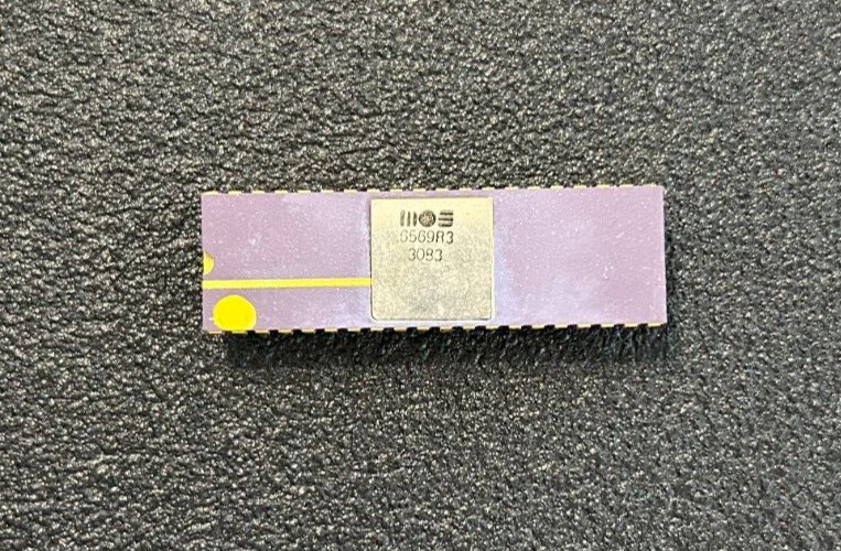 Mos 6569 R3 CERAMIC VIC Commodore 64 Video chip. (3083) TESTED