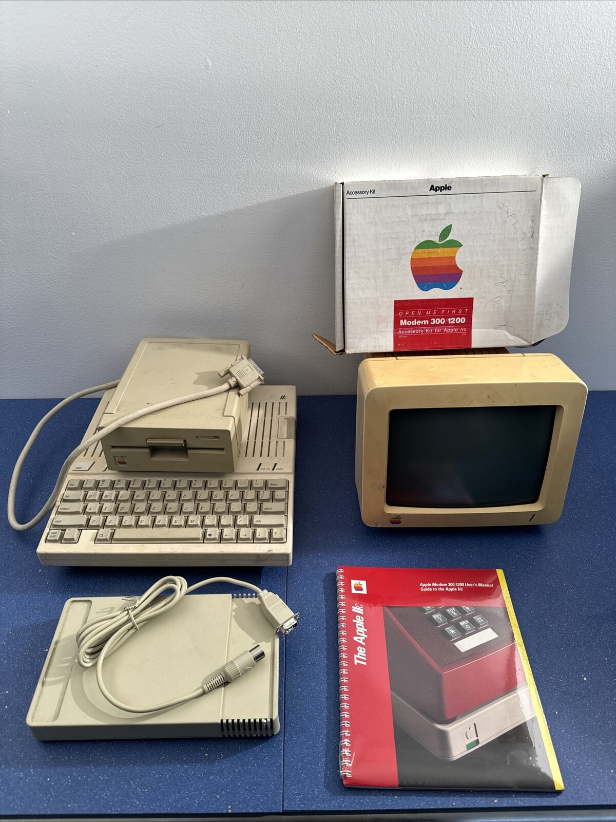 VTG Apple IIc 2c Computer &Monitor, Disk Drive & Modem. UNTESTED