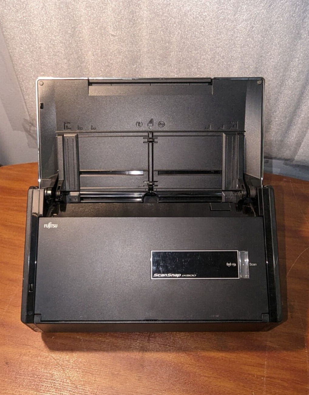 Fujitsu ScanSnap IX500 PA03656-B005 Scanner .