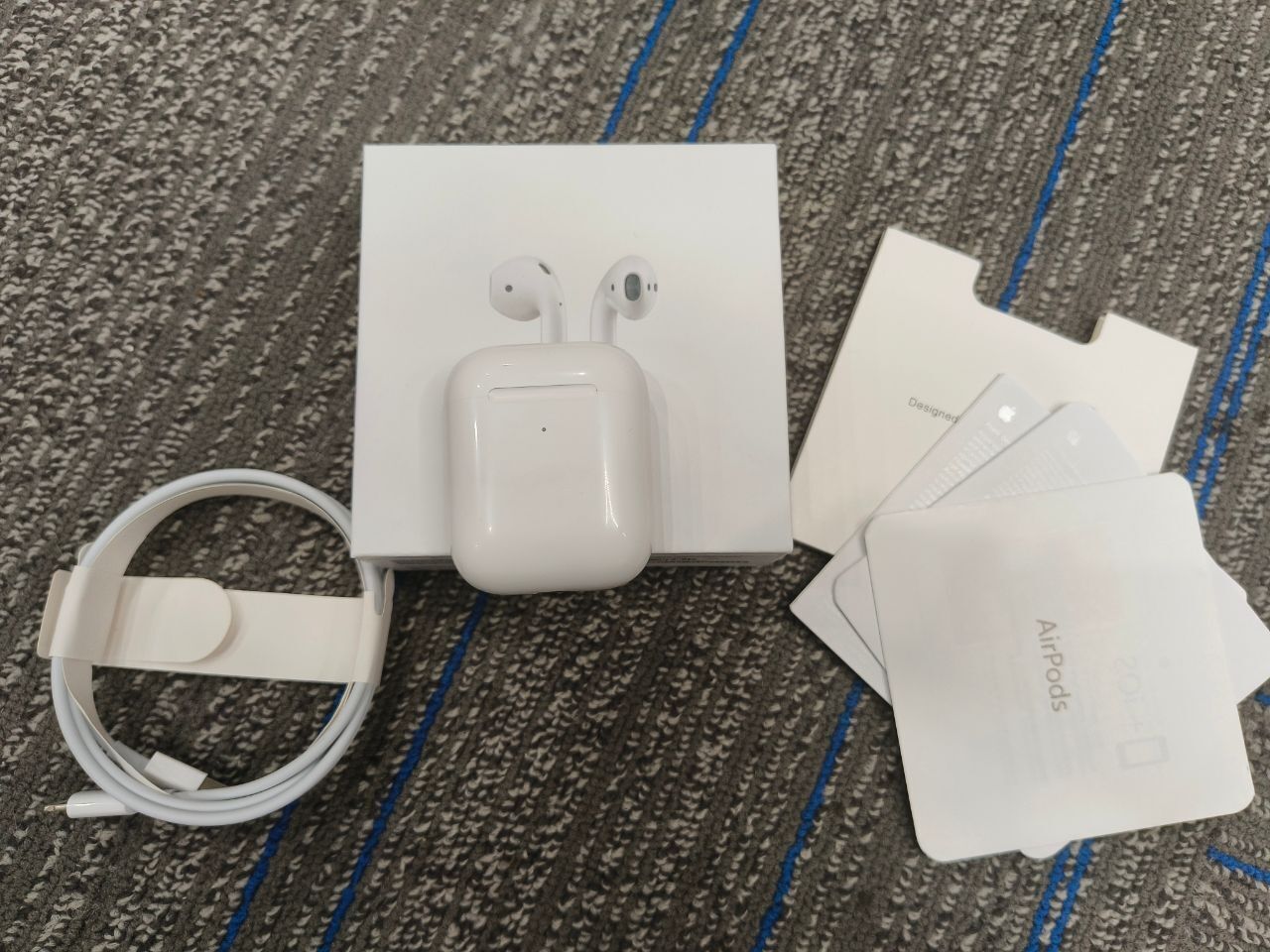 Apple AirPods 2nd Generation With Earphone Earbuds Wireless Charging Case