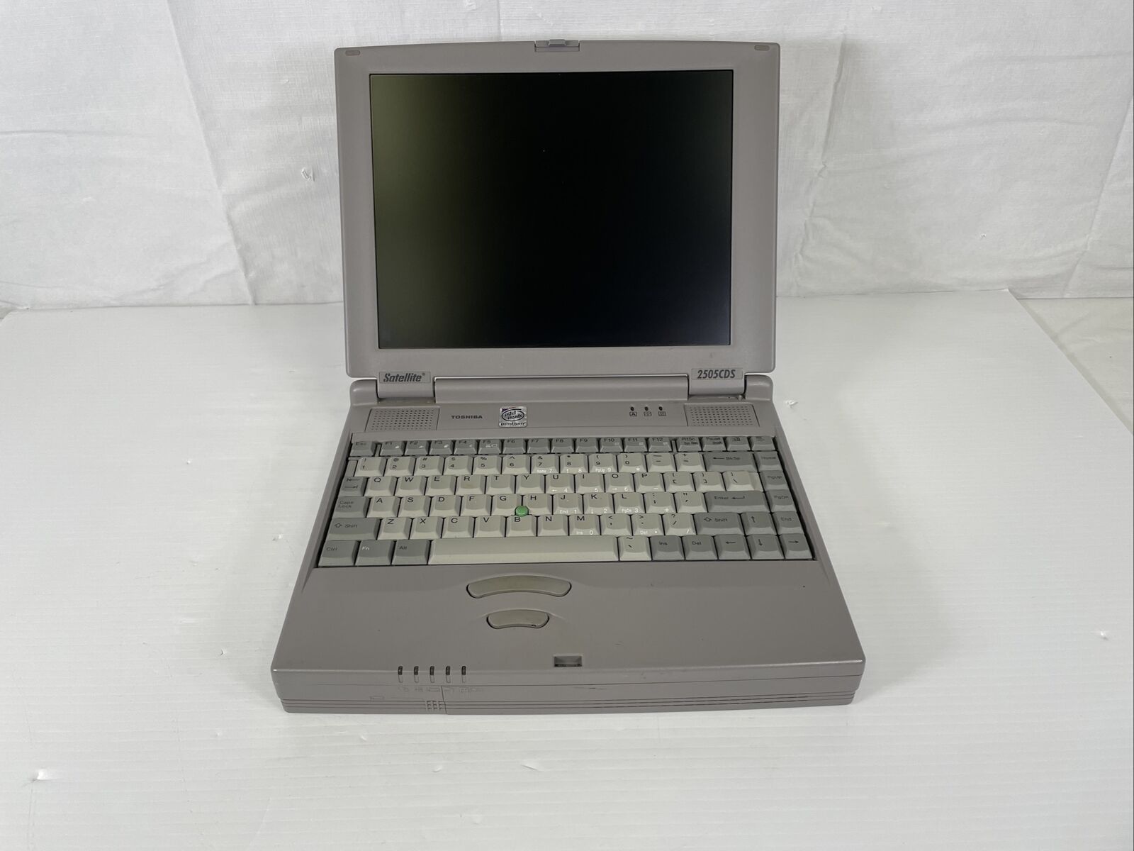Vintage Toshiba Satellite Intel Pentium 2505CDS/2.1 (PAS250U) Laptop  NO P/S