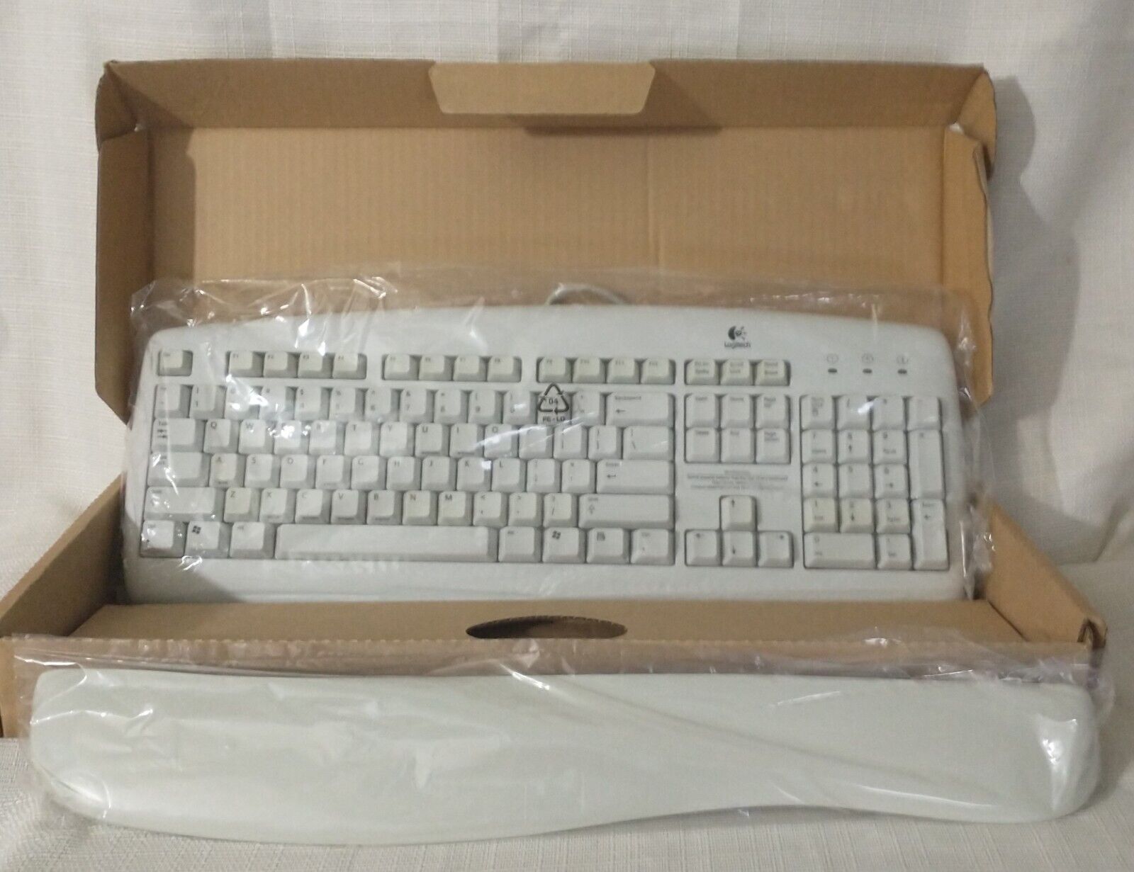 Logitech Deluxe Keyboard 967396-0403. White ***NEW 2002***