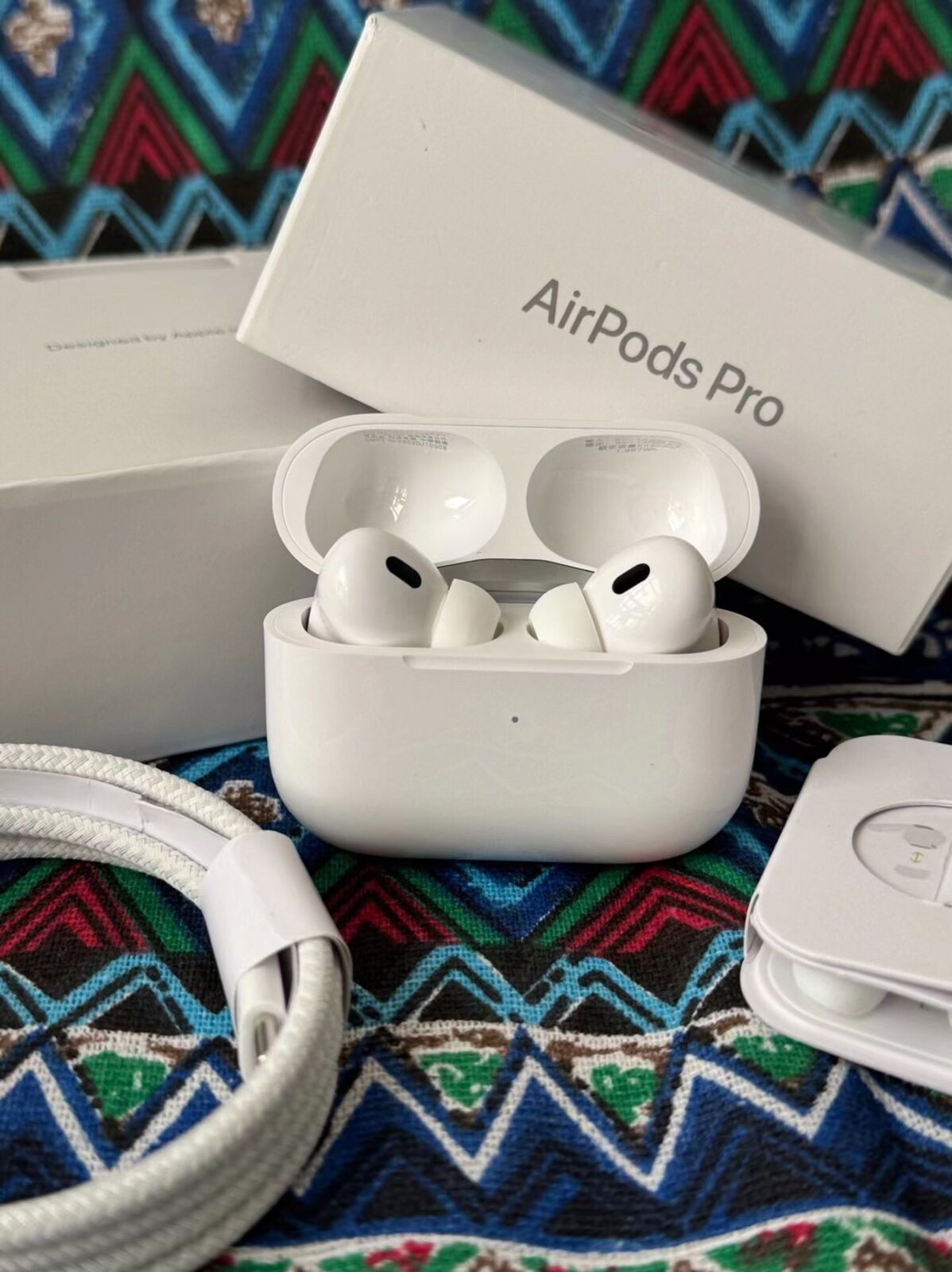 Apple AirPods Pro (2nd Generation) Wireless Earbuds with MagSafe Charging Case	√