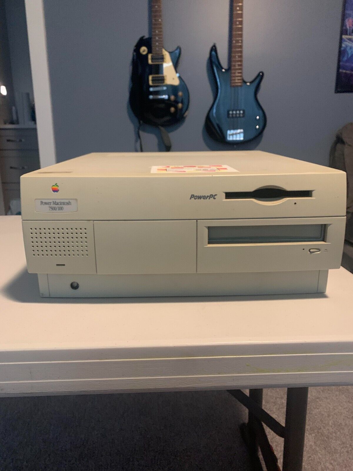 Vintage Power Macintosh 7500/100 computer 