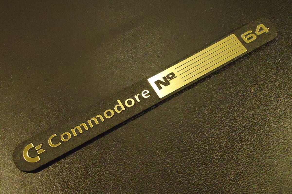 Commodore C64 Gold Label / Aufkleber / Sticker / Badge / Logo 11 x 1,1cm [241c]