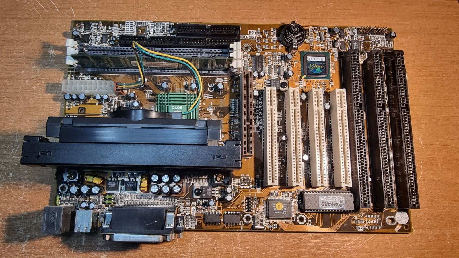 Soyo SY-6KE motherboard + CeleronMMX 333MHz + 64MB Ram