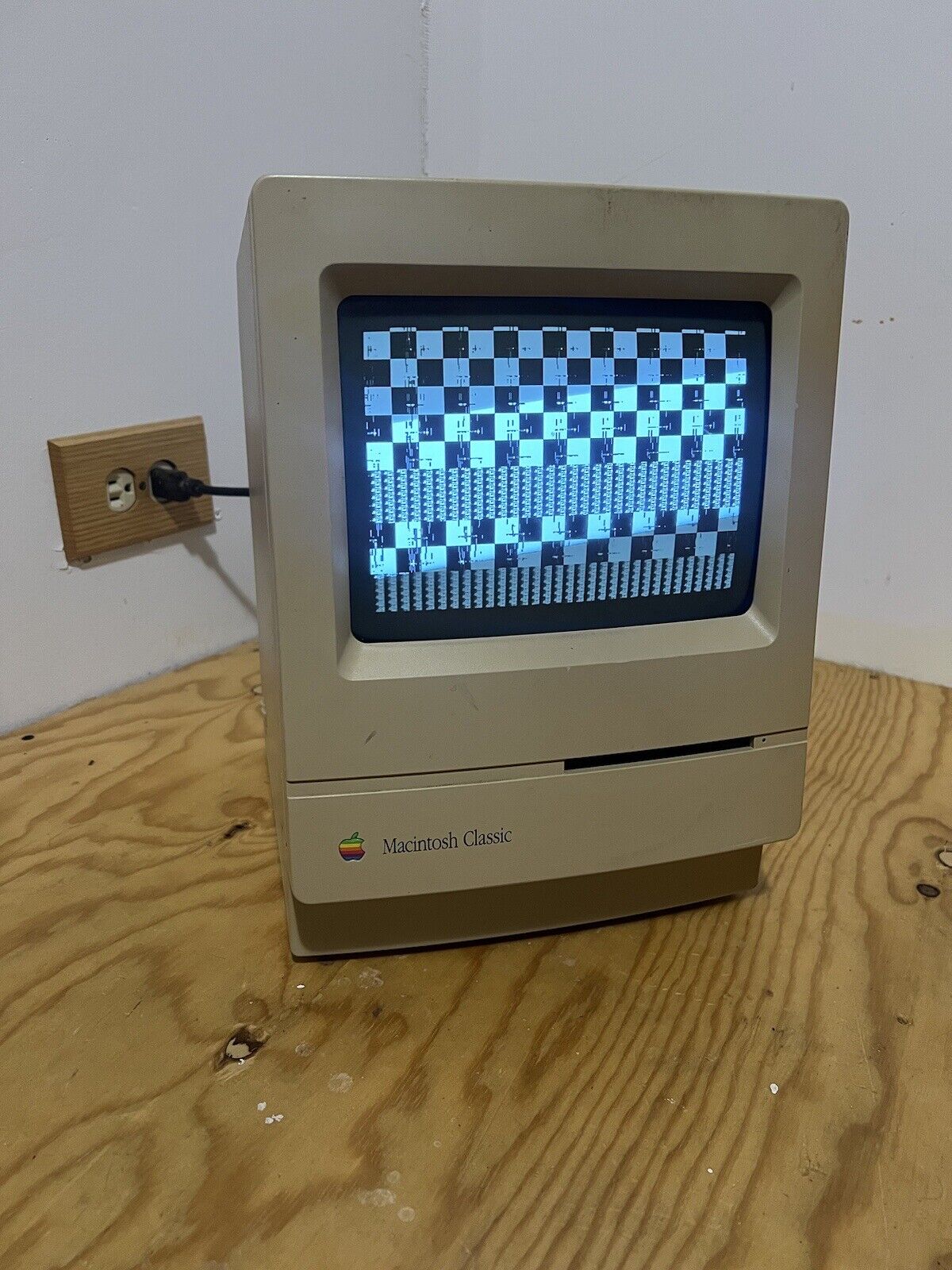 Vintage Apple Macintosh Classic Model M0420 *Powers ON