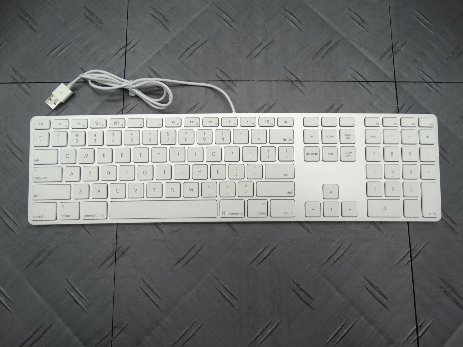 Apple USB Wired Keyboard A1243 White Authentic