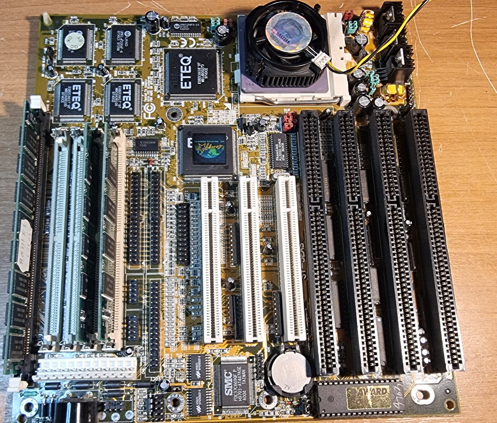 Soyo SY-5EAS + Pentium MMX 166MHz + 96MB Ram