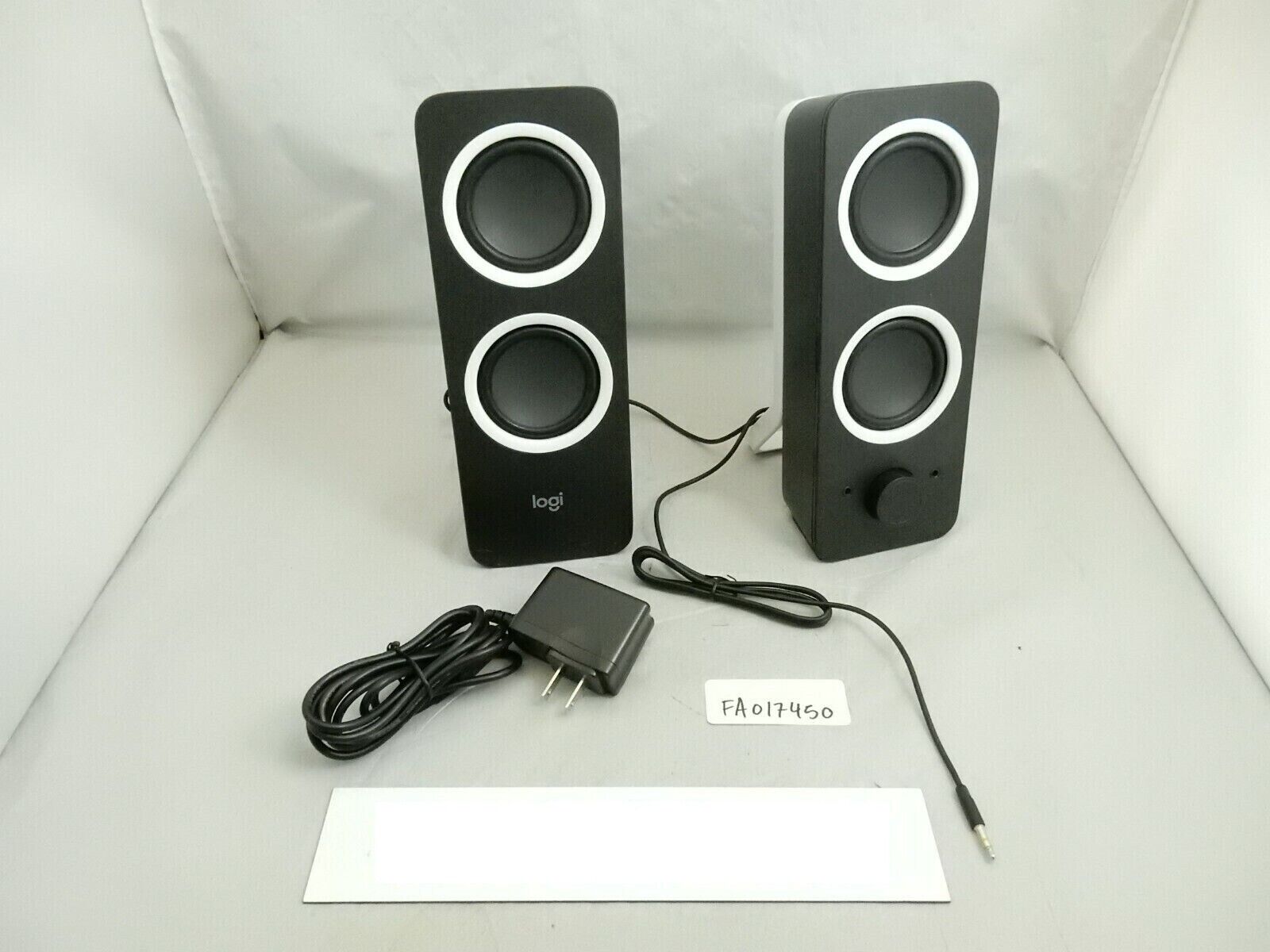 Logitech Z200 PC Speakers, Stereo Sound, 10 Watts Peak Power, 2 x 3.5mm Inputs