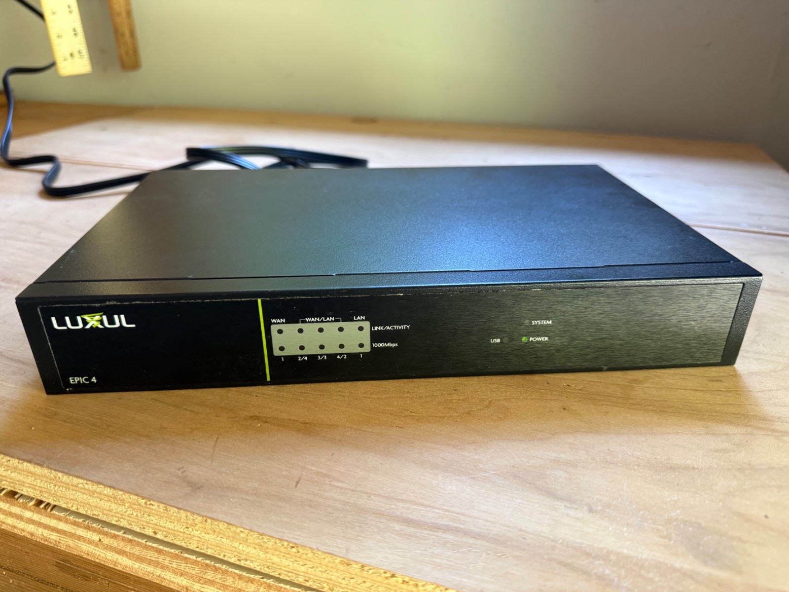 LUXUL Epic 4 ABR-4500 Gigabit Router W/Ports Tested and Working, & Power Cord