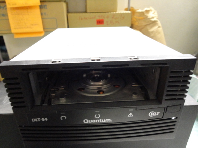 Quantum TC-S45AT-EY 70-85721-01 DLT S4 DLT-S4 SCSI Loader DLT S4 QUA-DLT-S4