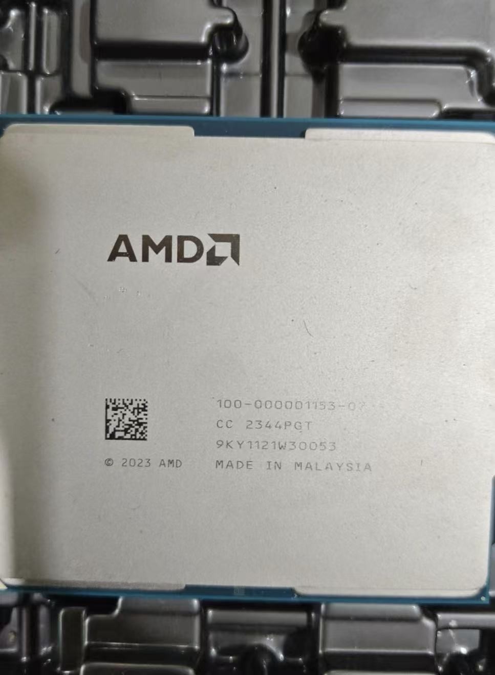 AMD EPYC 9755 ES CPU TURIN 2.7GHz 128 Core 256 Thread ZEN5 SP5 100-000001153-07