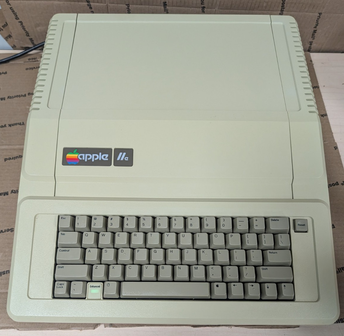 Vintage Apple IIe Computer A2S2064 (Powers On Untested For Parts/repair)